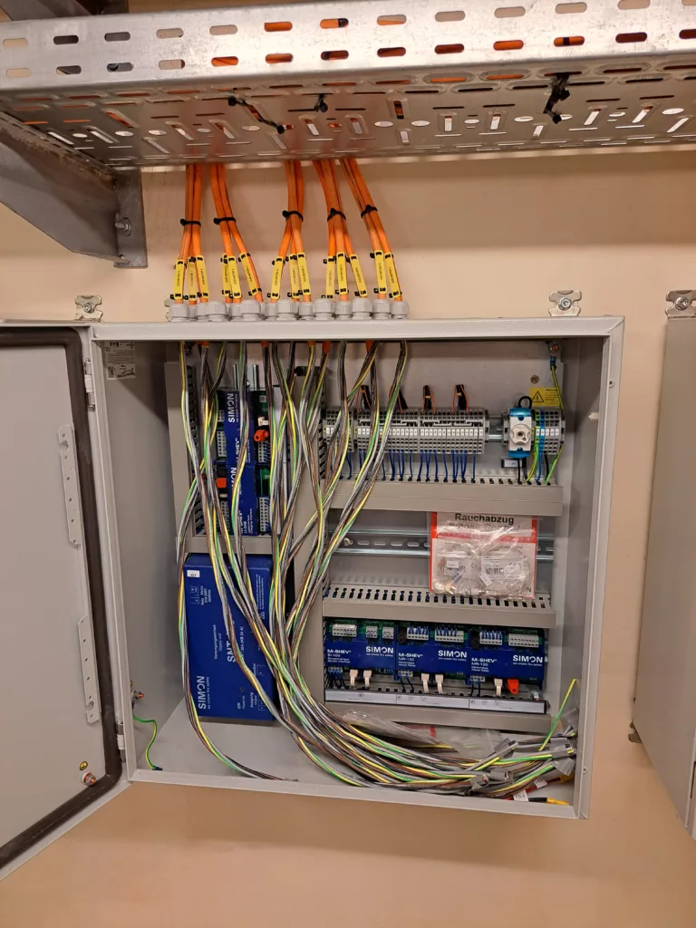 Besturingskast met Simon-Protec modules voor automatische raamopeners en rookafvoer in Antwerpen Centraal station.