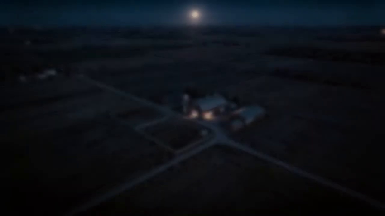Luchtbeeld van een boerderij en akkers in het donker, met één lichtpunt